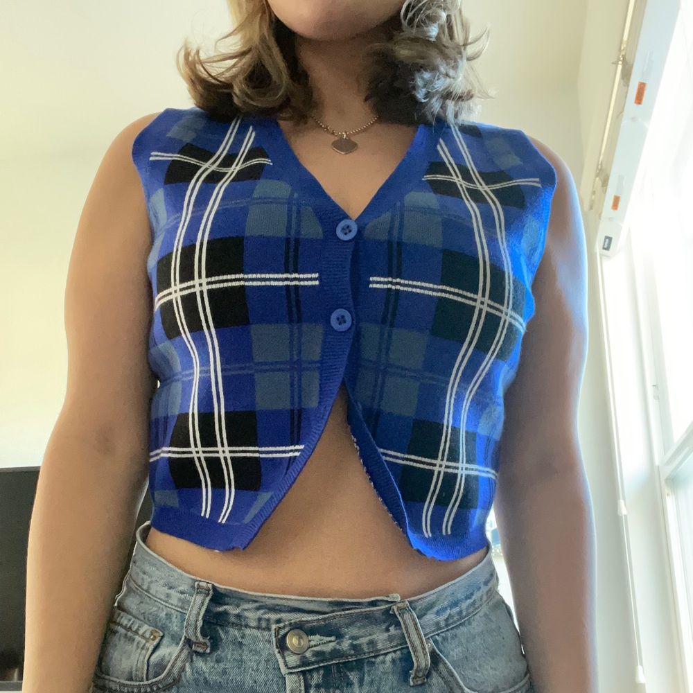 ADIKA: BLUE STRIPPED VEST|
|Size: Medium-LARGE|